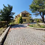 Alexandra Studio 7